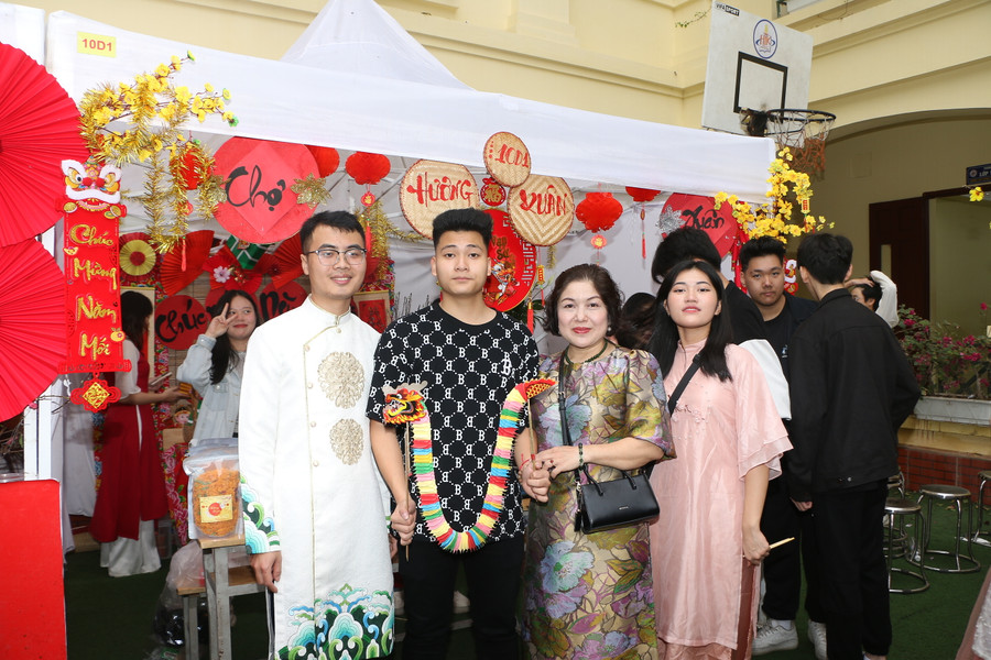 Mỗi gian hàng đều là tâm huyết và sự đoàn kết của giáo viên, học sinh và phụ huynh.