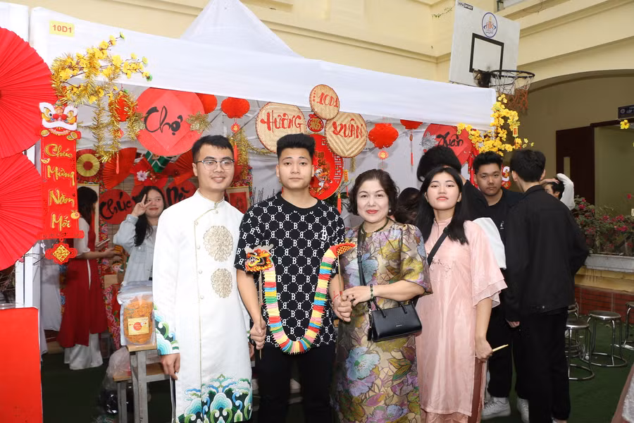 Mỗi gian hàng đều là tâm huyết và sự đoàn kết của giáo viên, học sinh và phụ huynh.