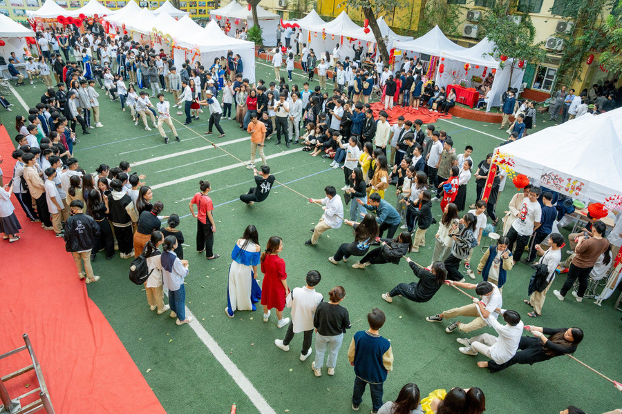 Kéo co cũng là nội dung thu hút đông đảo sự tham gia của các em học sinh.