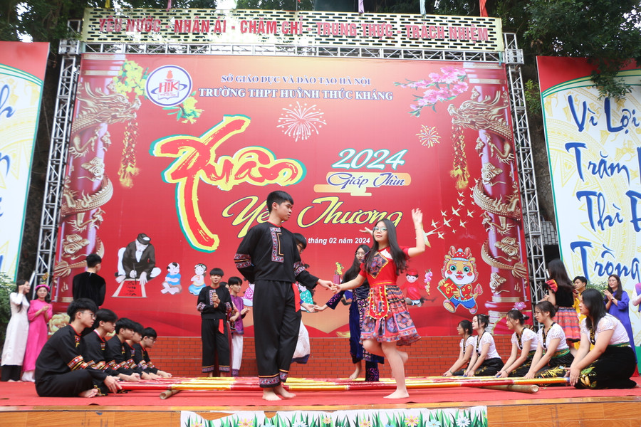 Màn nhảy sạp mang đậm chất truyền thống của đồng bào các dân tộc vùng Tây Bắc.