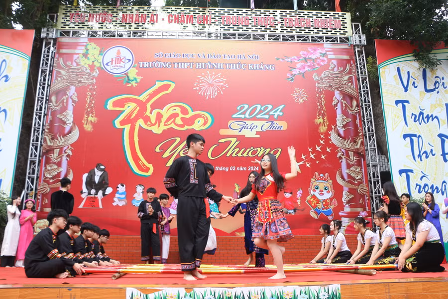 Màn nhảy sạp mang đậm chất truyền thống của đồng bào các dân tộc vùng Tây Bắc.