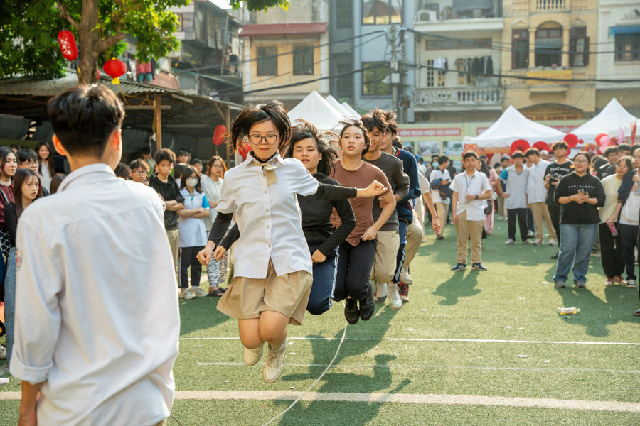 Học sinh tham gia thi Nhảy dây tập thể theo từng đơn vị lớp.