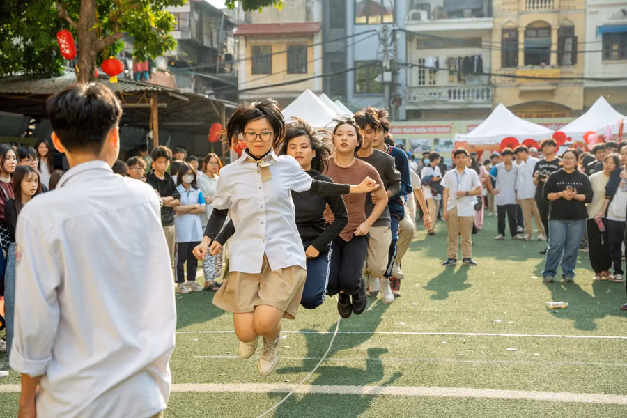 Học sinh tham gia thi Nhảy dây tập thể theo từng đơn vị lớp.