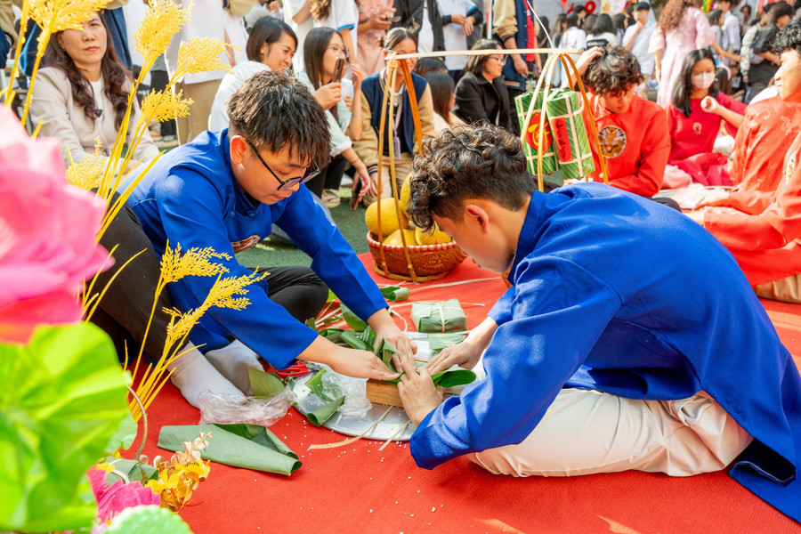 Nhiều cô cậu học trò cảm thấy vô cùng thích thú khi lần đầu tiên được tự tay gói nên những chiếc bánh chưng.