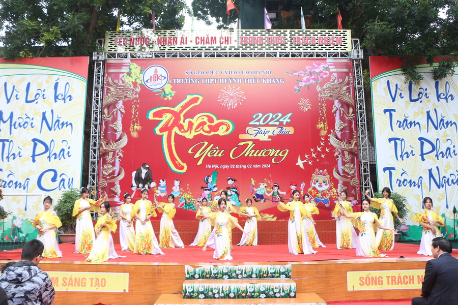 Sáng 3/2, học sinh được tham gia nhiều hoạt động văn hóa văn nghệ mừng Đảng, mừng Xuân.