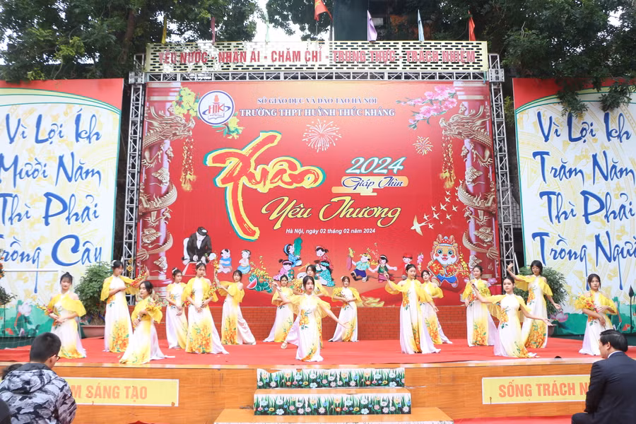 Sáng 3/2, học sinh được tham gia nhiều hoạt động văn hóa văn nghệ mừng Đảng, mừng Xuân.