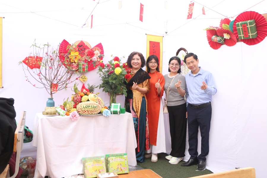 Để có được mâm ngũ quả đầy đặn cần sự công phu, tỉ mỉ và chỉ dẫn từ các bậc phụ huynh mỗi lớp.