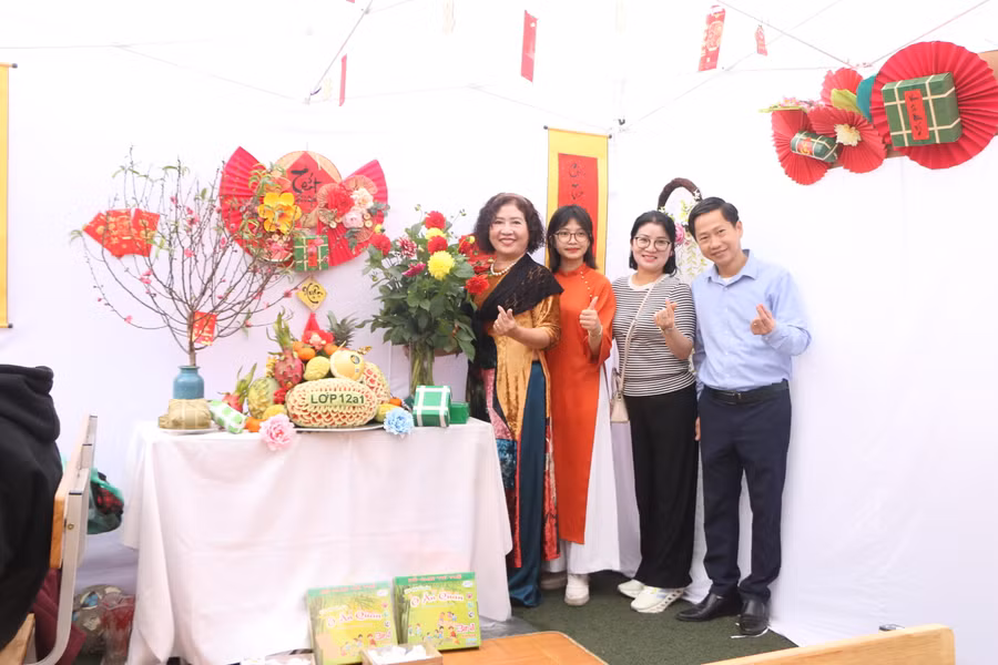 Để có được mâm ngũ quả đầy đặn cần sự công phu, tỉ mỉ và chỉ dẫn từ các bậc phụ huynh mỗi lớp.