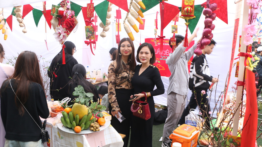 Nhiều phụ huynh tới hỗ trợ các con bày mâm ngũ quả đón Tết.