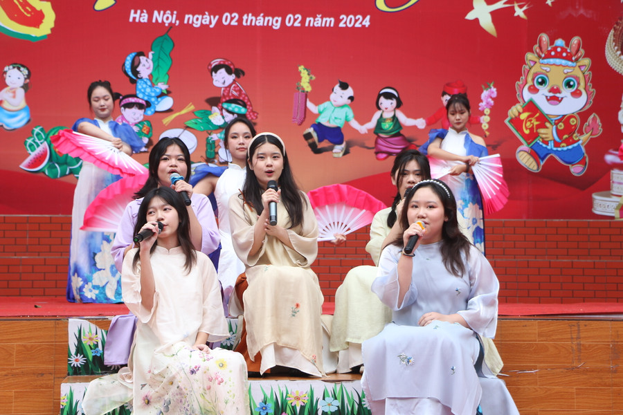 Những ca từ, giai điệu vui tươi ngày Xuân khiến lễ hội thêm rộn rã.