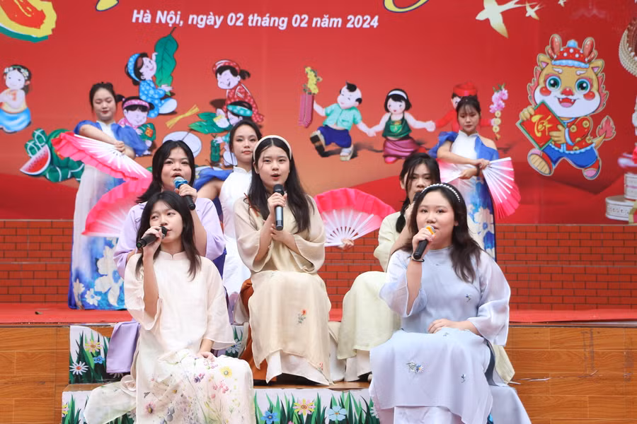 Những ca từ, giai điệu vui tươi ngày Xuân khiến lễ hội thêm rộn rã.