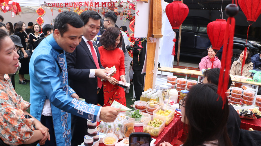 Lãnh đạo nhà trường tham quan các gian hàng trưng bày của các lớp tại lễ hội.