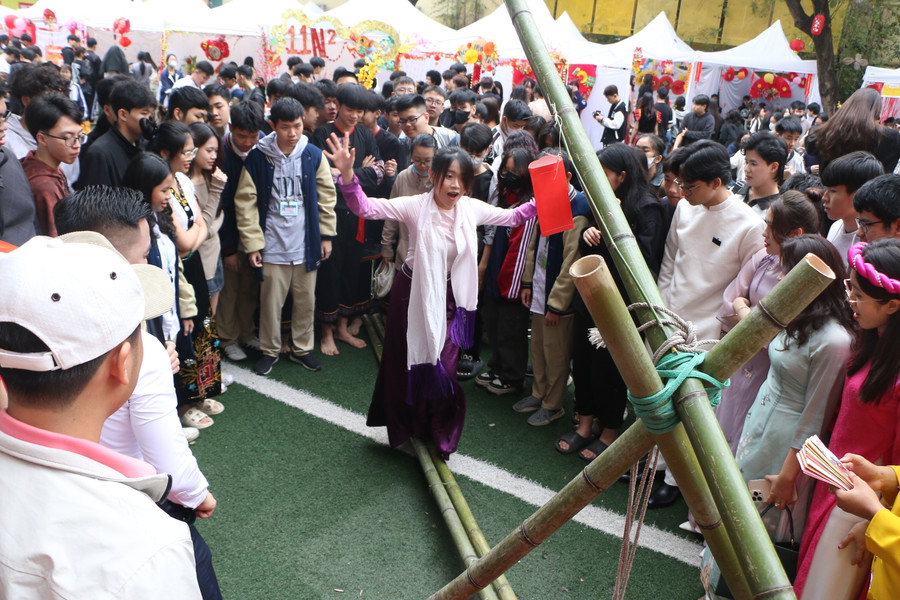 Trò chơi đi Cầu khỉ là thử thách rất thú vị dành cho các em học sinh, nếu tới đích sẽ nhận được phong bao lì xì.