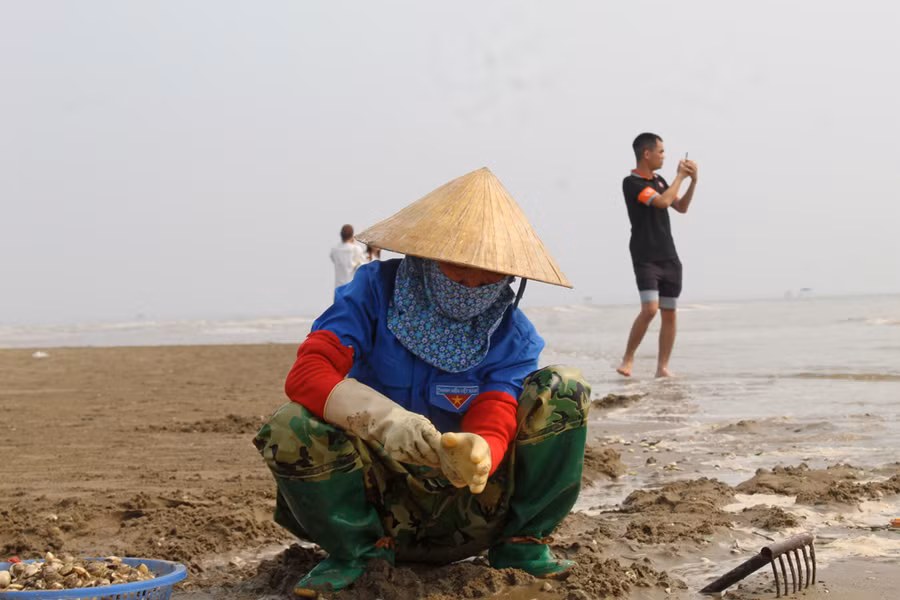 Để chống chọi lại cái nắng nóng gay gắt vào mùa Hè, những người phụ nữ thường mặc quần áo dài tay, mang nón hoặc mũ rộng vành, che kín mặt. Ảnh: LT.