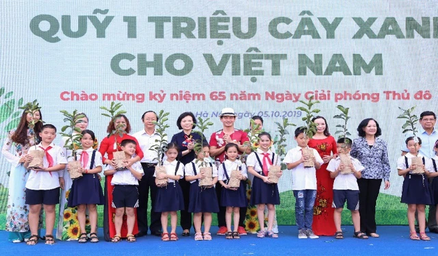 “Quỹ 1 triệu cây xanh cho Việt Nam” trao tặng hàng ngàn cây xanh cho các trường tiểu học tại Hà Nội.