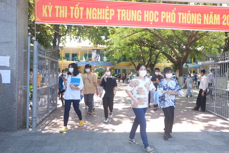 Thí sinh tại điểm thi trường THCS Lý Thường Kiệt (TP Đà Nẵng) sau khi hoàn thành bài thi và ra về