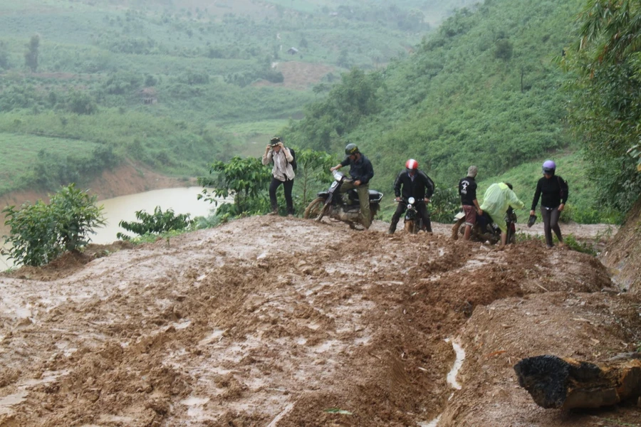 Các thầy cô giáo điểm trường TH Ea Rớt giúp nhau qua đoạn đường trơn trượt