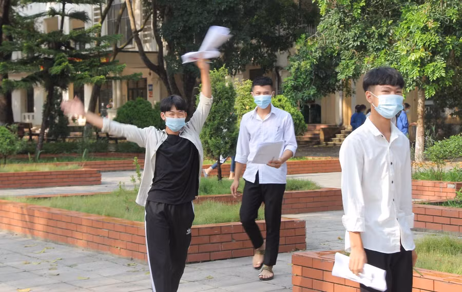 Thí sinh tại điểm thi trường THPT Sơn Động số 1 vui vẻ kết thúc kỳ thi.