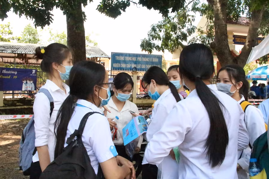 Các thí sinh trao đổi sau khi kết thúc bài thi tổ hợp