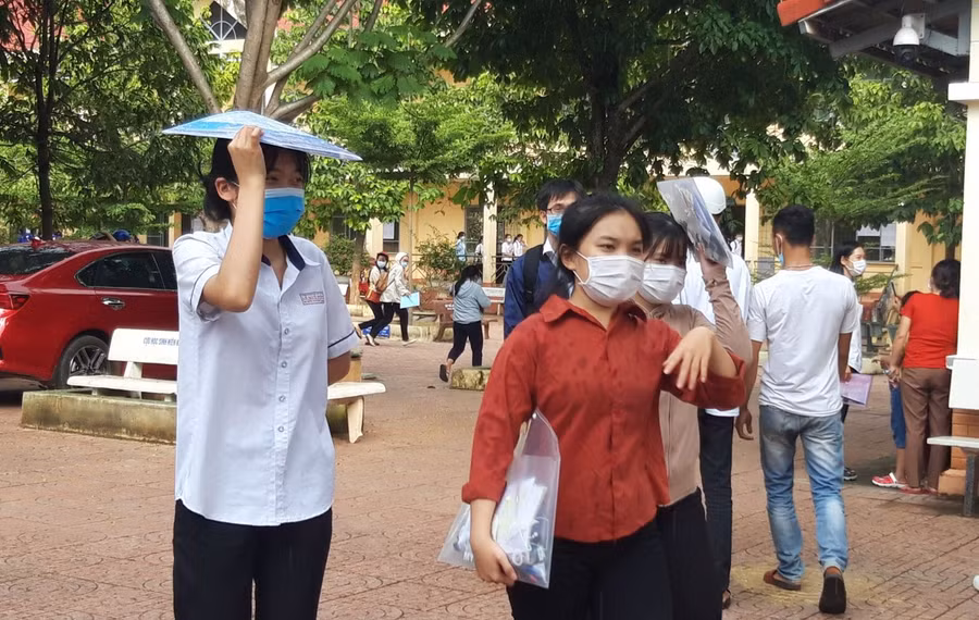 Thí sinh kết thúc bài thi môn cuối cùng dưới trời mưa nhỏ.