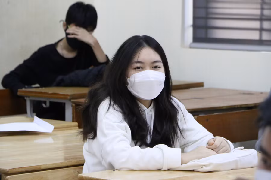 Học sinh từ 12 - 17 tuổi tại Hà Nội mong ngày được đến trường học trực tiếp. Ảnh: Đình Tuệ