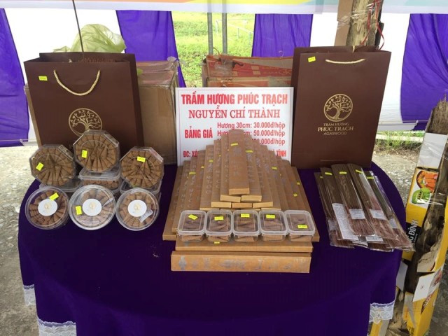 Sản phẩm được trưng bày bắt mắt và niêm yết giá công khai.