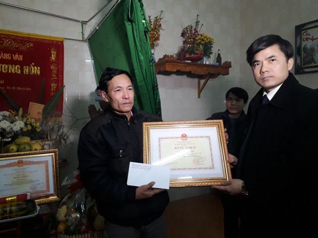 Thừa ủy quyền của Bộ trưởng Bộ GD&ĐT, ông Bùi Văn Linh đã trao Bằng khen và số tiền hỗ trợ người thân của em Hoàng Đức Hải." Thừa ủy quyền của Bộ trưởng Bộ GD&ĐT, ông Bùi Văn Linh đã trao Bằng khen và số tiền hỗ trợ người thân của em Hoàng Đức Hải."