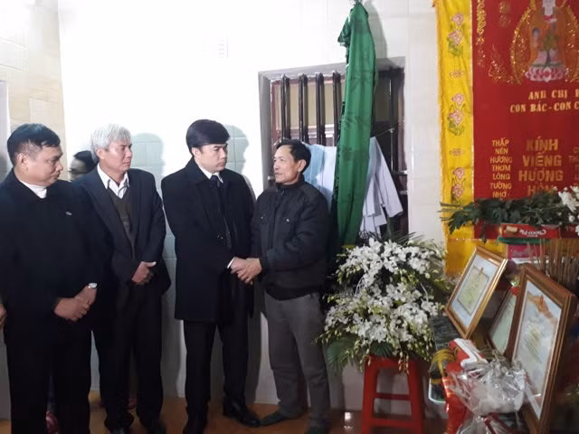 Ông Bùi Văn Linh, Phó Vụ trưởng Phụ trách Vụ Giáo dục Chính trị và Công tác học sinh, sinh viên, Bộ GD&ĐT, chia sẻ, động viên người thân gia đình em Hoàng Đức Hải