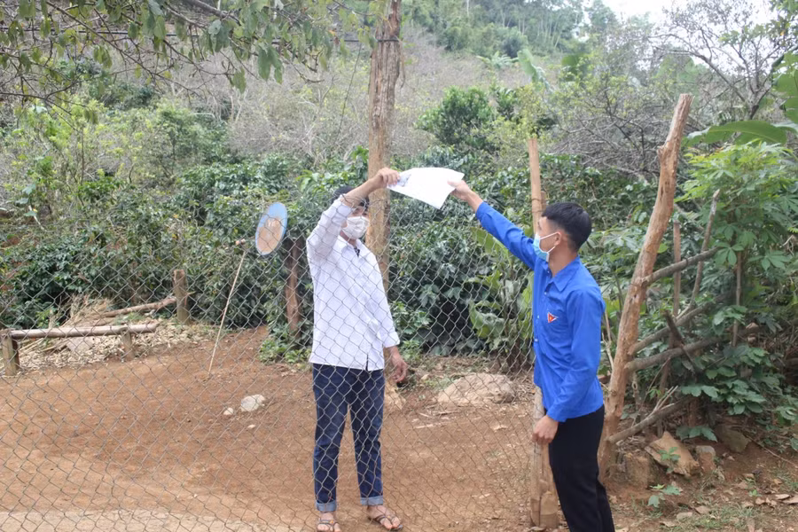 Thanh niên tình nguyện hỗ trợ đưa bài tập cho học sinh