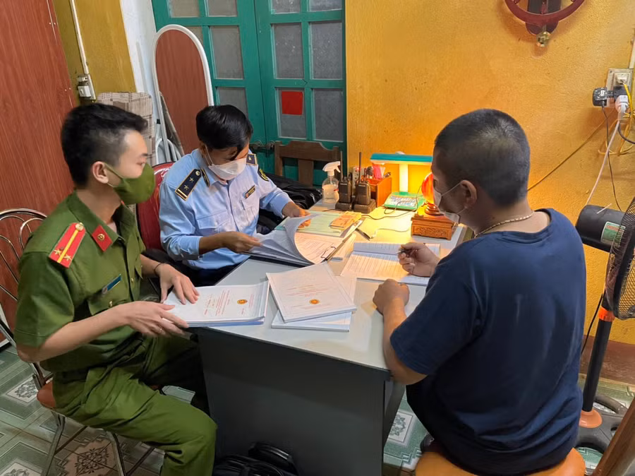 Cơ quan chức năng lấy lời khai của lái xe vi phạm. 