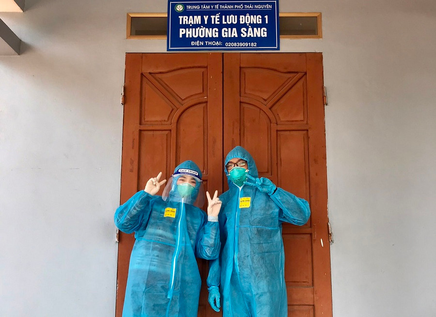 Sinh viên Trường Đại học Y - Dược tham gia tình nguyện tại Trạm y tế lưu động phường Gia Sàng