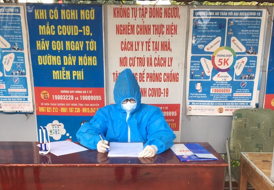 Tình nguyện viên tiếp nhận thông tin ca mắc Covid-19