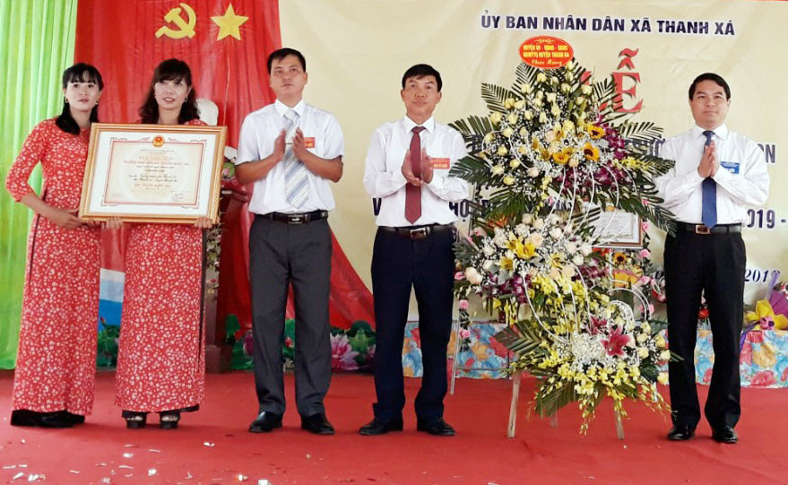 Ông Nguyễn Văn Đức - P. Bí thư Huyện ủy - Chủ tịch UBND huyện Thanh Ba trao Bằng công nhận trường mầm non đạt chuẩn quốc gia mức độ 1 và tặng hoa cho lãnh đạo xã Thanh Xá và nhà trường. Ông Nguyễn Văn Đức - P. Bí thư Huyện ủy - Chủ tịch UBND huyện Thanh Ba trao Bằng công nhận trường mầm non đạt chuẩn quốc gia mức độ 1 và tặng hoa cho lãnh đạo xã Thanh Xá và nhà trường.