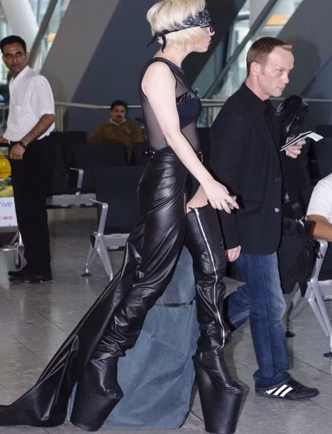 muon kieu thoi trang "khac thuong" khi di ra duong hinh anh 1