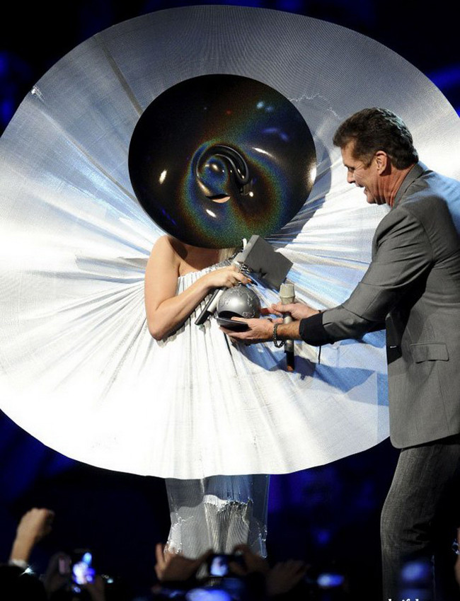 muon kieu thoi trang &quot;khac thuong&quot; khi di ra duong hinh anh 12