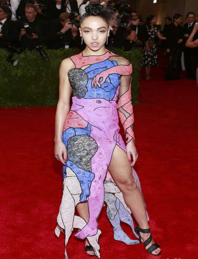 muon kieu thoi trang &quot;khac thuong&quot; khi di ra duong hinh anh 7