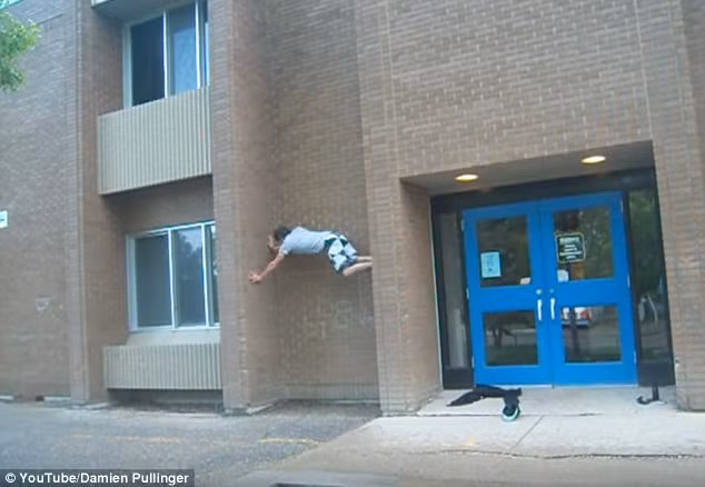 Damien trèo tường theo kiểu rất lạ.