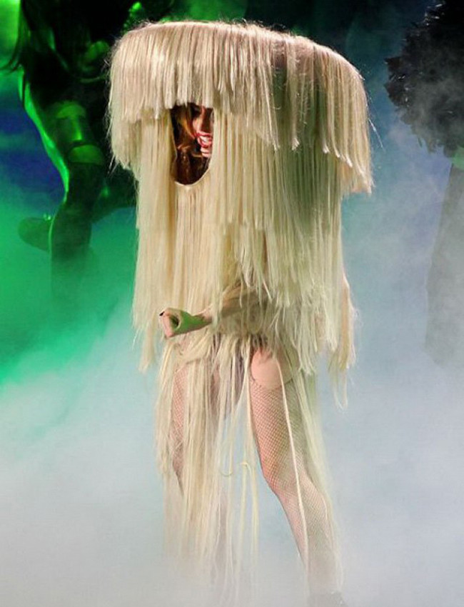 muon kieu thoi trang &quot;khac thuong&quot; khi di ra duong hinh anh 13