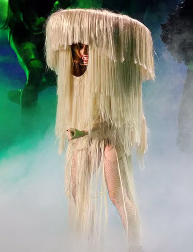 muon kieu thoi trang "khac thuong" khi di ra duong hinh anh 13