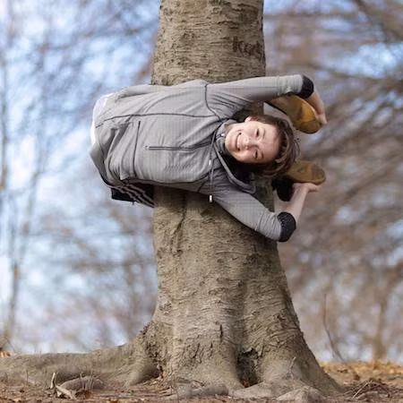 Maria Pucciarelli dễ dàng uốn mình quanh thân cây