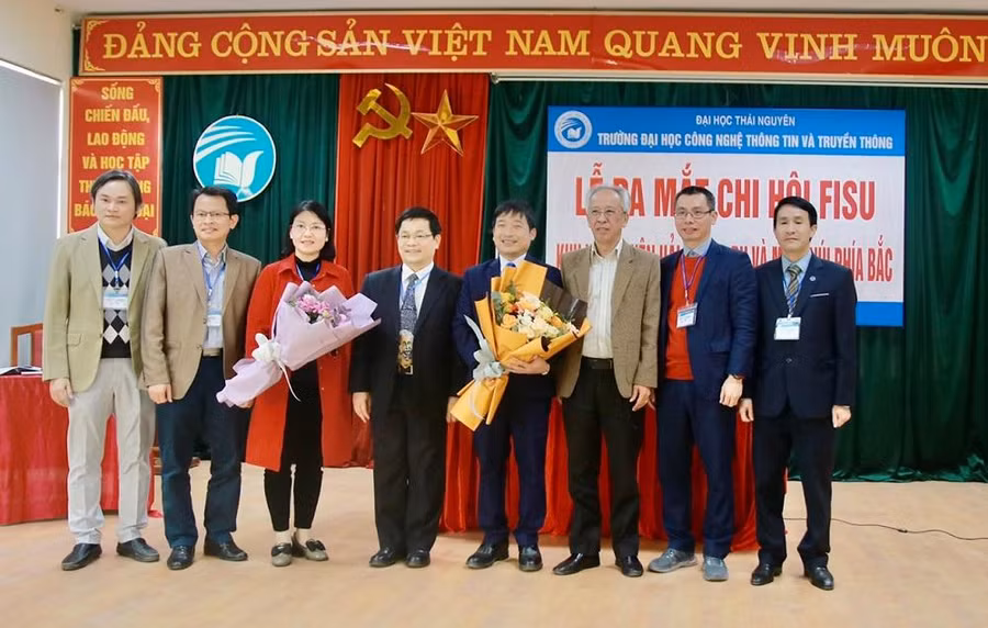 Đại diện Hội tin học Việt Nam, CLB FISU Việt Nam tặng hoa cho Ban chấp hành chi hội FISU khu vực duyên hải - trung du và miền núi phía Bắc khóa I nhiệm kỳ 2022 - 2025.
