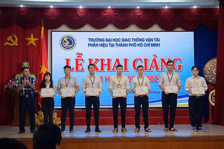 Sinh viên nhận học bổng vì có thành tích học tập xuất sắc.