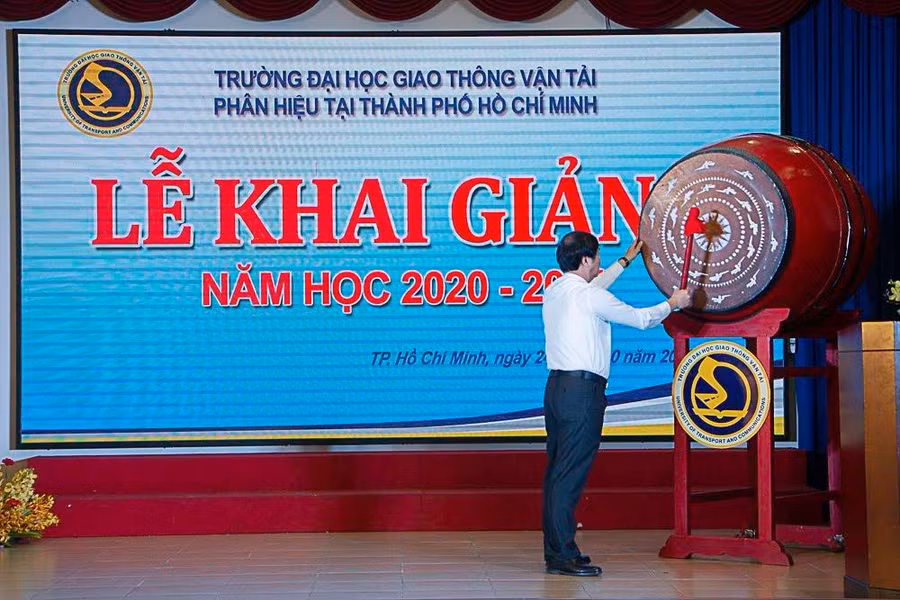 PGS.TS Nguyễn Ngọc Long - Hiệu trưởng Trường ĐH GTVT đánh trống khai giảng năm học mới.