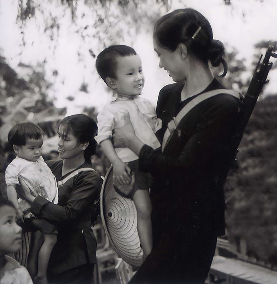 Đón con sau giờ trực chiến (Hải Dương, 1967) (Ảnh: BTC cung cấp) Đón con sau giờ trực chiến (Hải Dương, 1967) (Ảnh: BTC cung cấp)