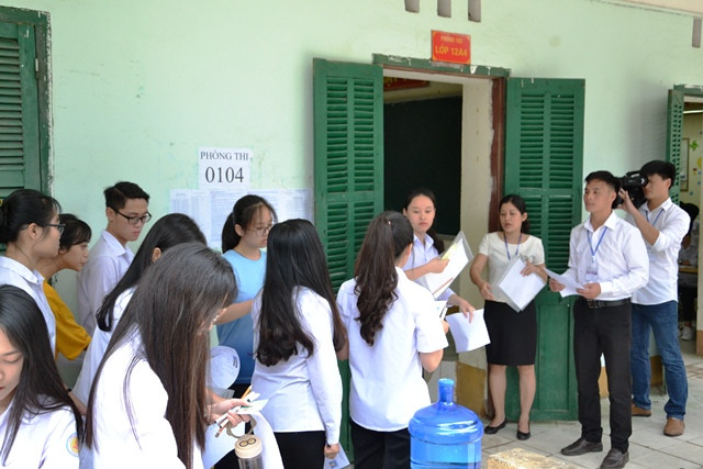 Thí sinh xếp hàng làm thủ tục vào phòng thi tại điểm thi số 1 của Thành phố Lào Cai.