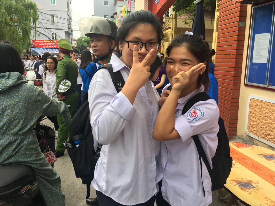 Nguyễn Huyền Châu và Trần Thu Hà vui vẻ rời trường thi Nguyễn Huyền Châu và Trần Thu Hà vui vẻ rời trường thi