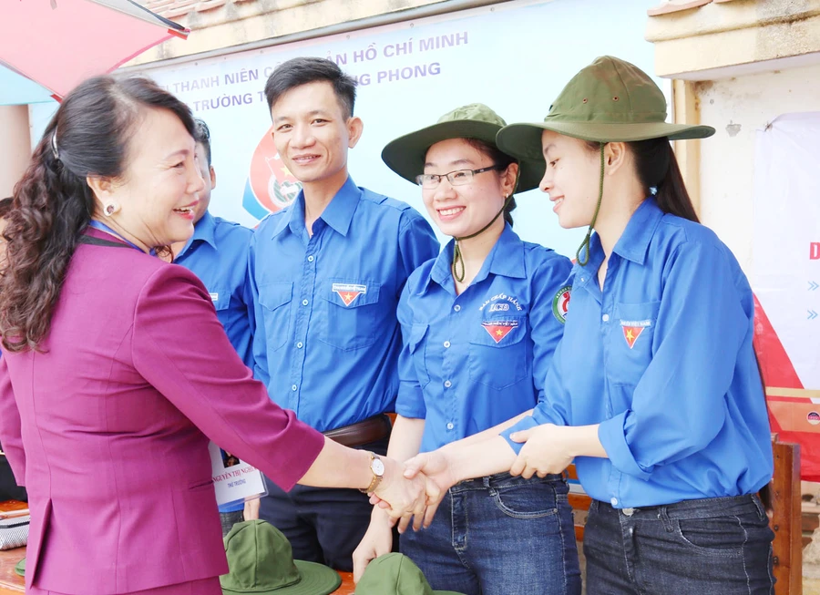 Thứ trưởng Nguyễn Thị Nghĩa động viên lực lượng tình nguyện viên tiếp sức mùa thi