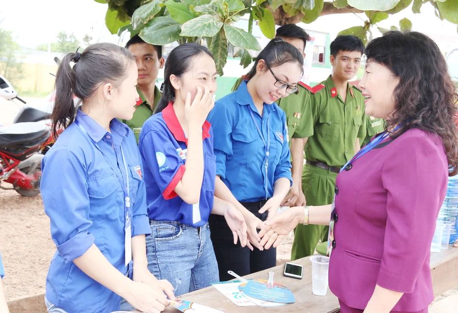 TS. Nguyễn Thị Nghĩa động viên tình nguyện viên tiếp sức mùa thi