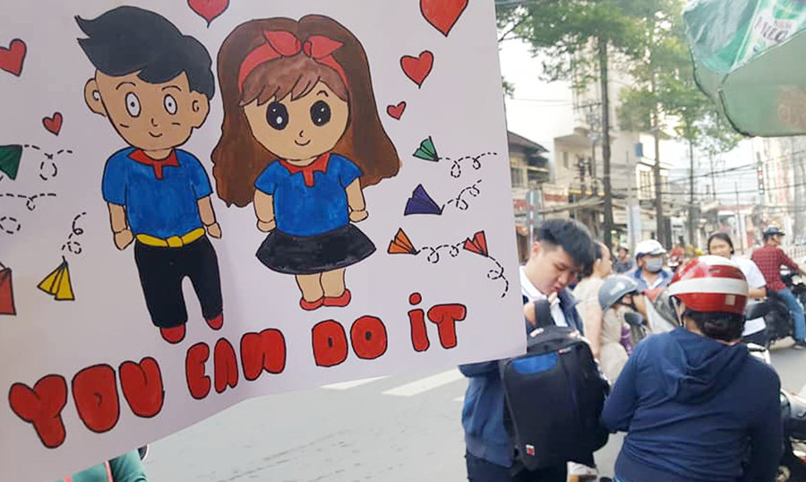 Những lời chúc cố gắng thi tốt dành cho các sĩ tử có mặt ở khắp cổng trường thi Những lời chúc cố gắng thi tốt dành cho các sĩ tử có mặt ở khắp cổng trường thi