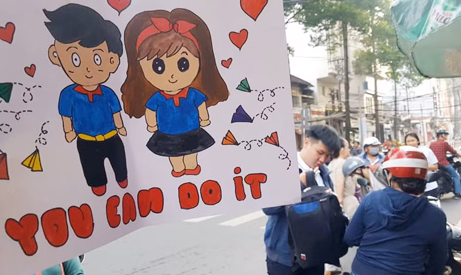 Những lời chúc cố gắng thi tốt dành cho các sĩ tử có mặt ở khắp cổng trường thi